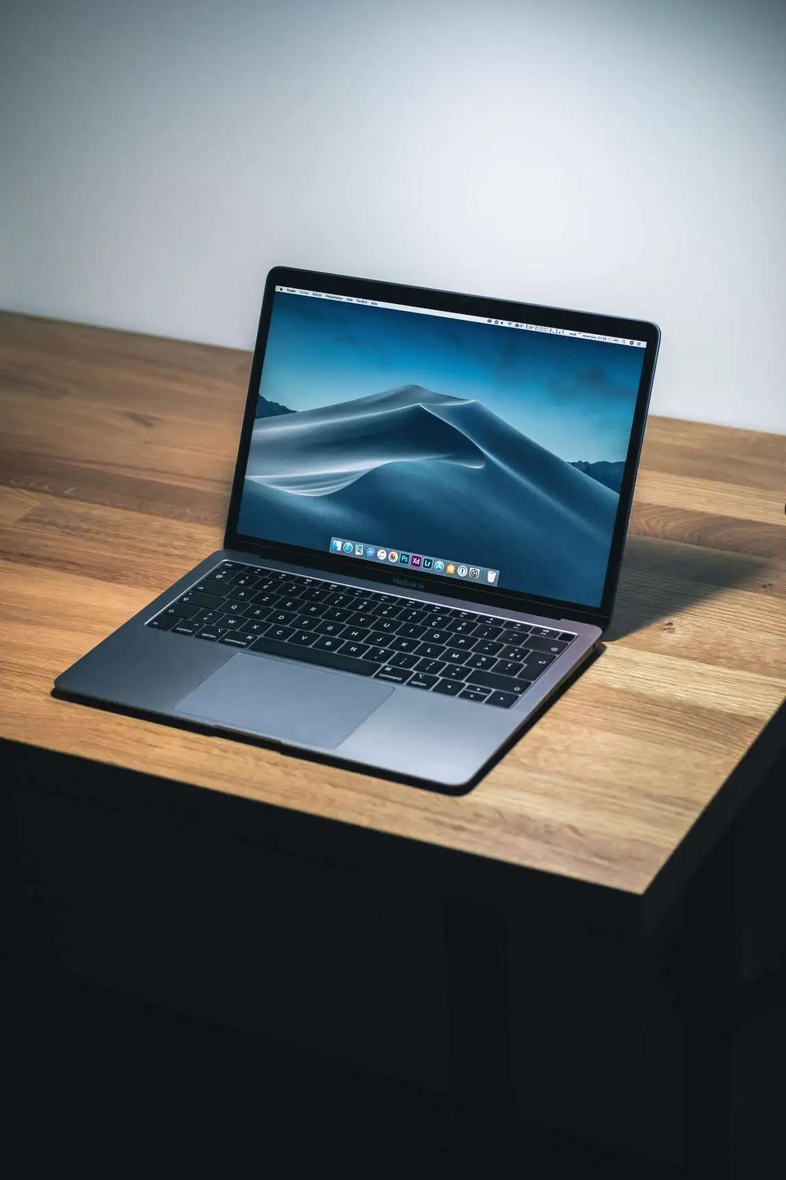 notebook aberto em cima de uma mesa